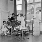 125728 Afbeelding van de tandarts van de schooltandverzorging door de Gemeentelijke Geneeskundige en Gezondheidsdienst ...